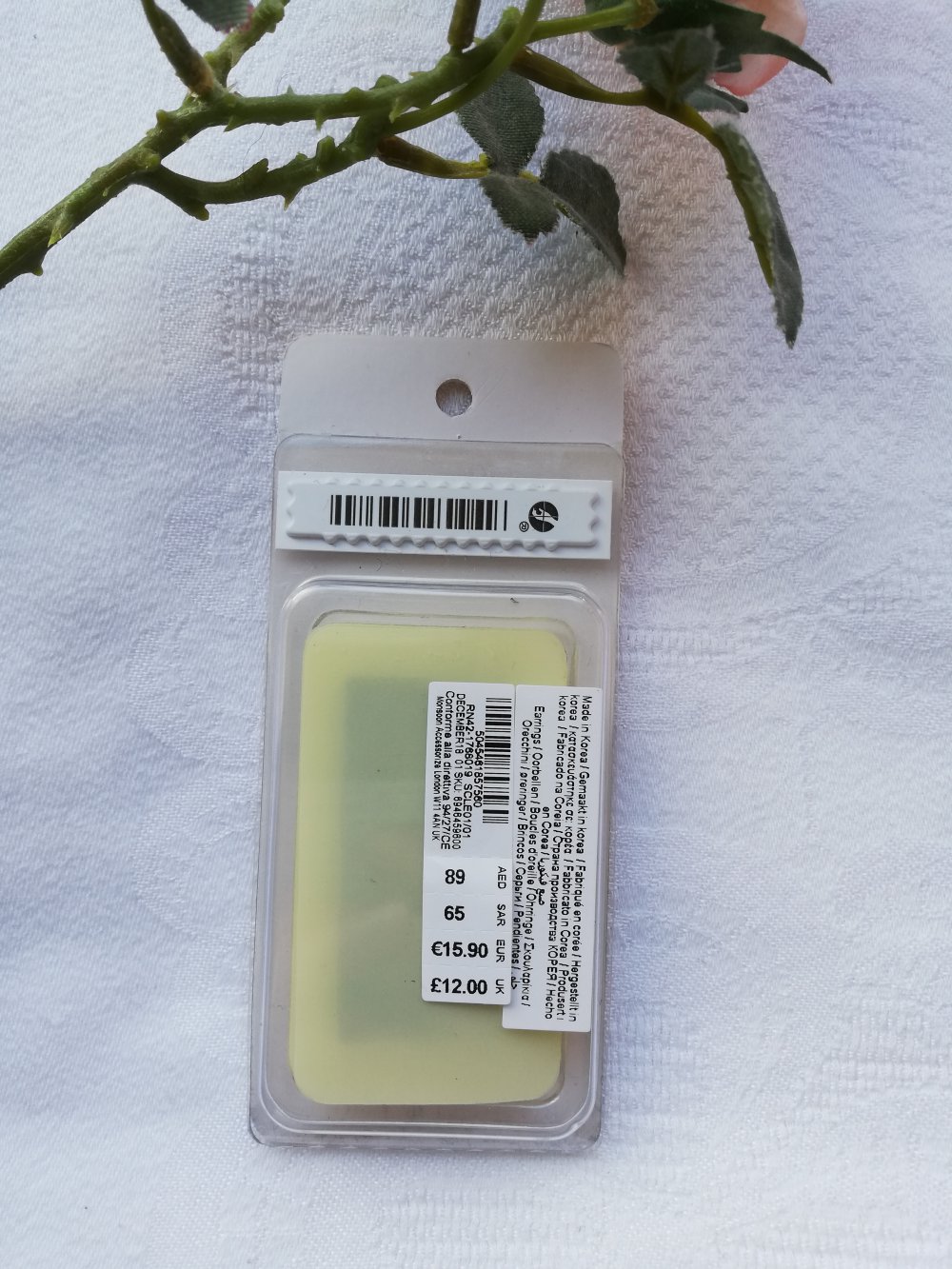 Zwei original verpackte Piercings fürs Ohr in Silber und Rosegold von Accessorize