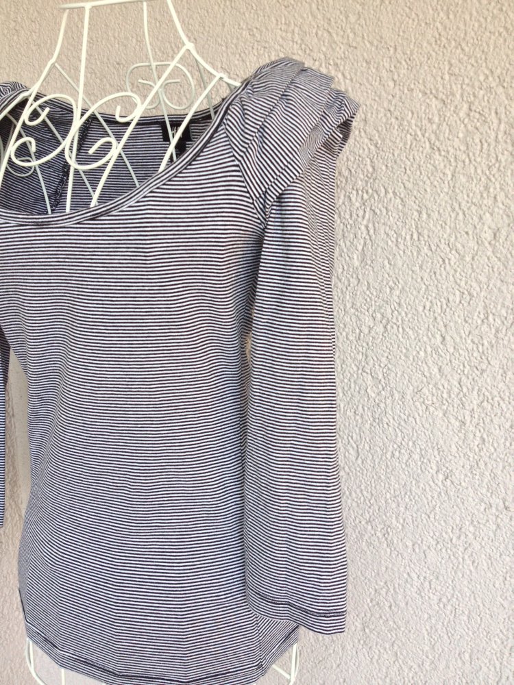 Schönes Shirt mit Streifenmuster und Schulterapplikation von H&M