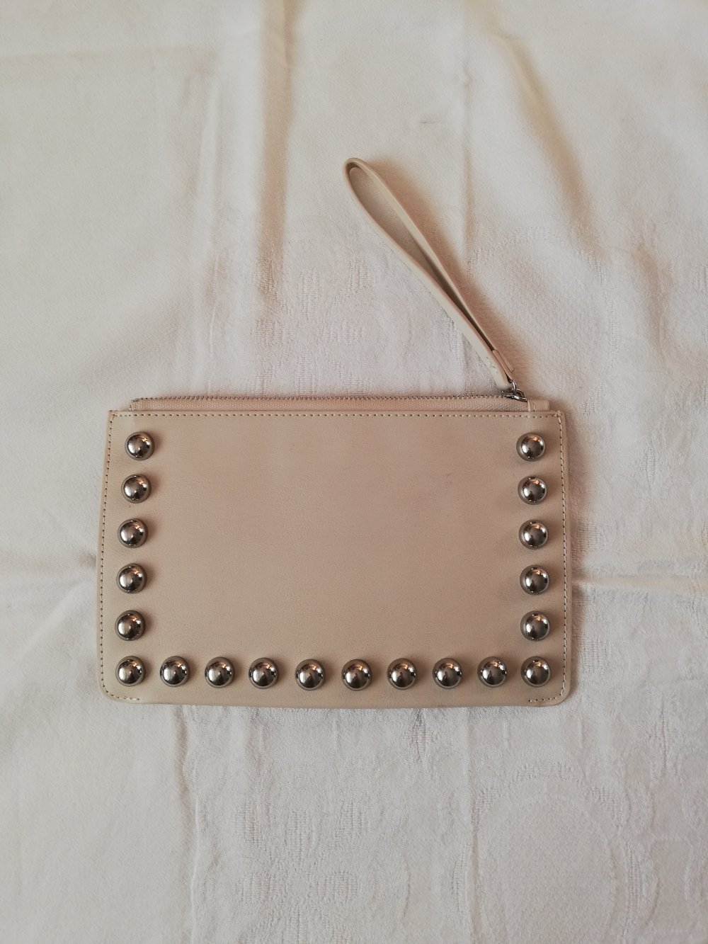 Schicke beige Clutch mit silbernen Verzierungen von Mango