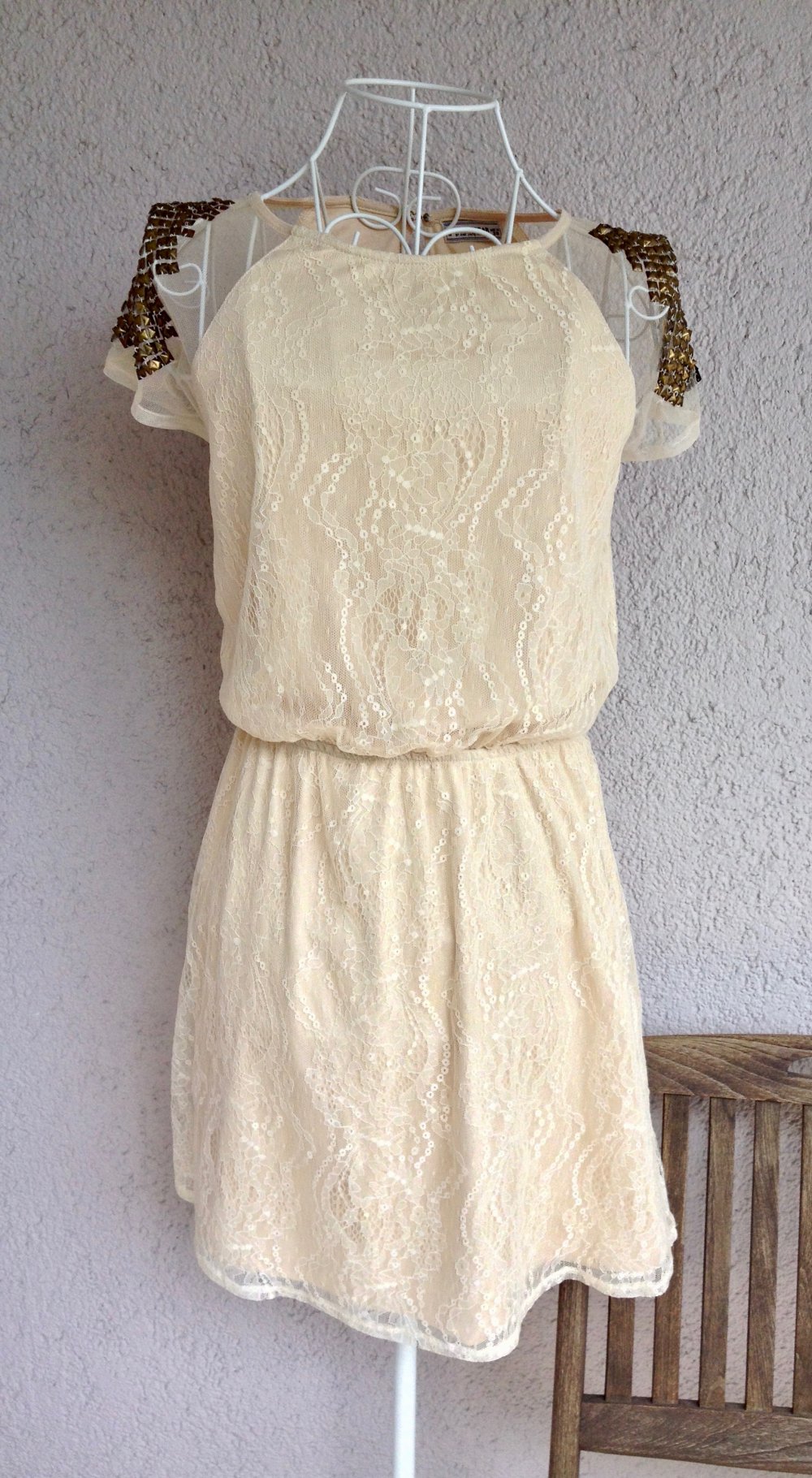Wunderschönes Spitzenkleid mit Nieten von Pull & Bear