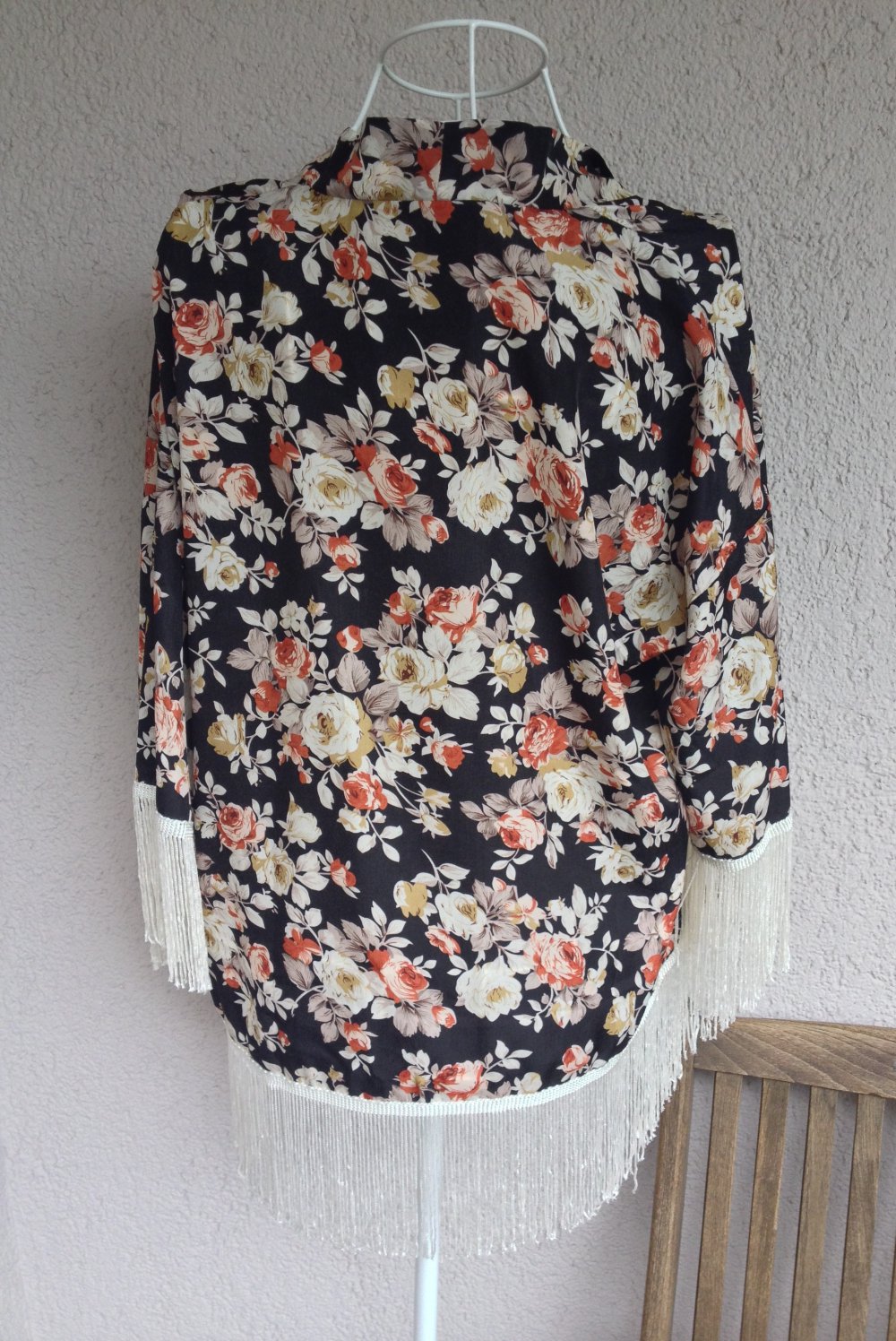 Neu! Wunderschönes Jäckchen mit Blumenmuster und Fransen von Forever 21