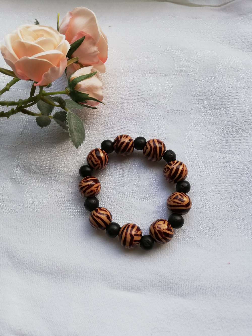 Schönes Armband mit großen Perlen im Boho Look