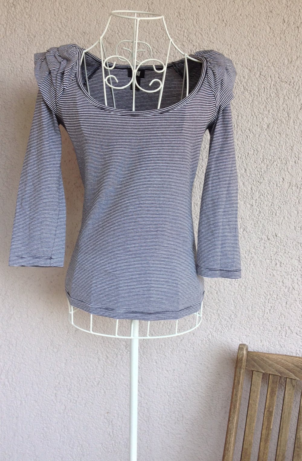 Schönes Shirt mit Streifenmuster und Schulterapplikation von H&M