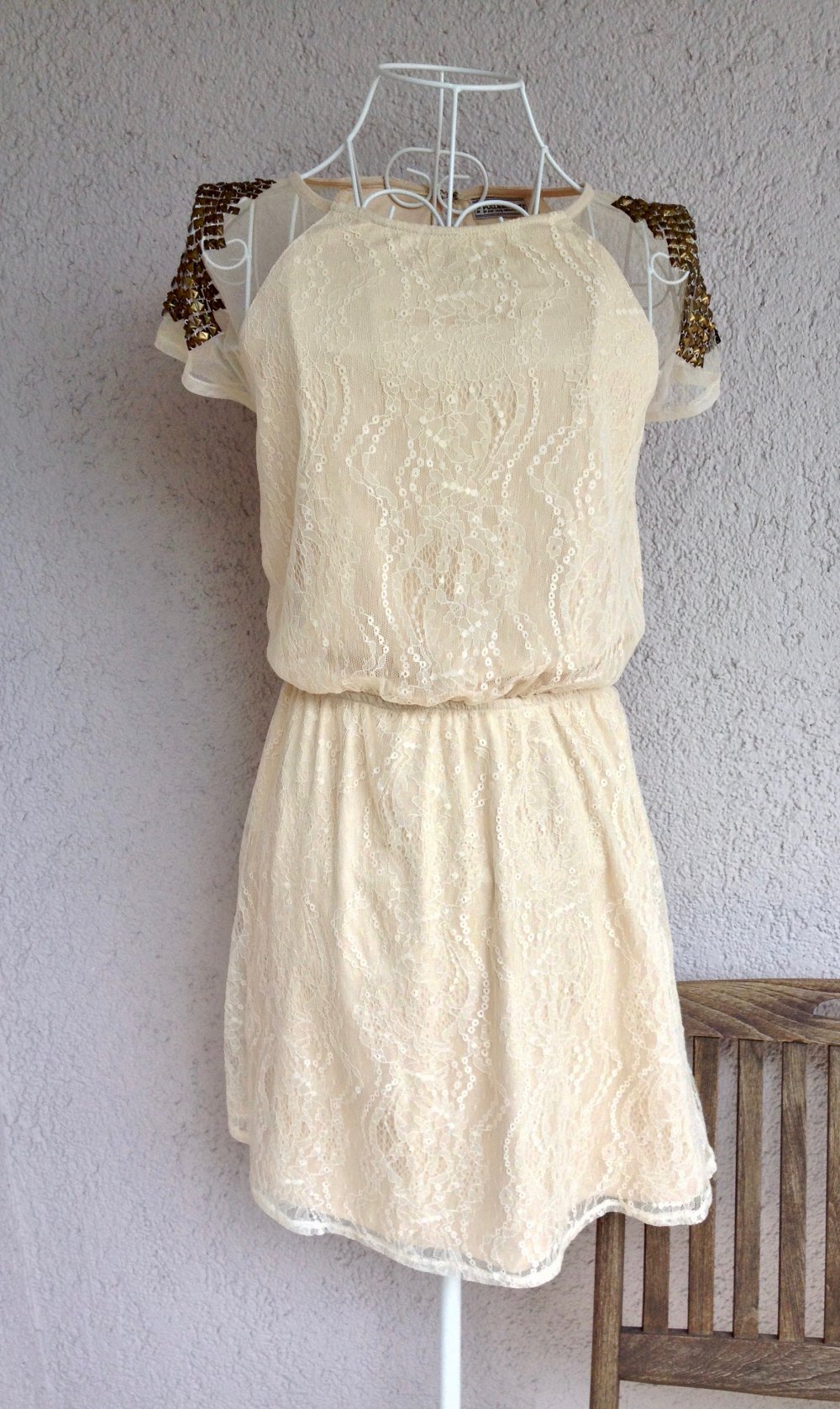 Wunderschönes Spitzenkleid mit Nieten von Pull & Bear