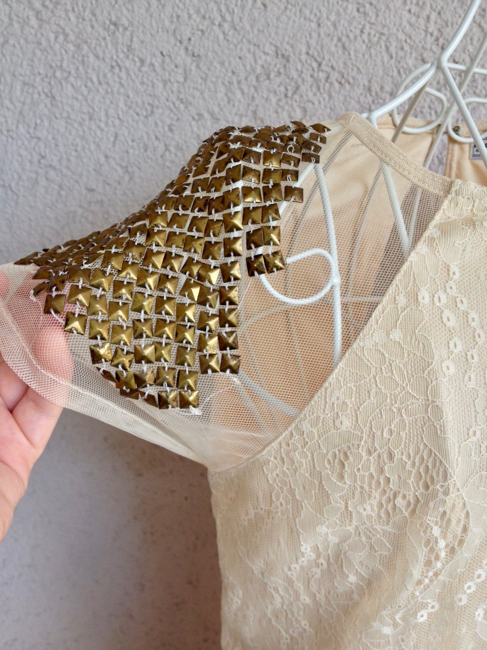 Wunderschönes Spitzenkleid mit Nieten von Pull & Bear