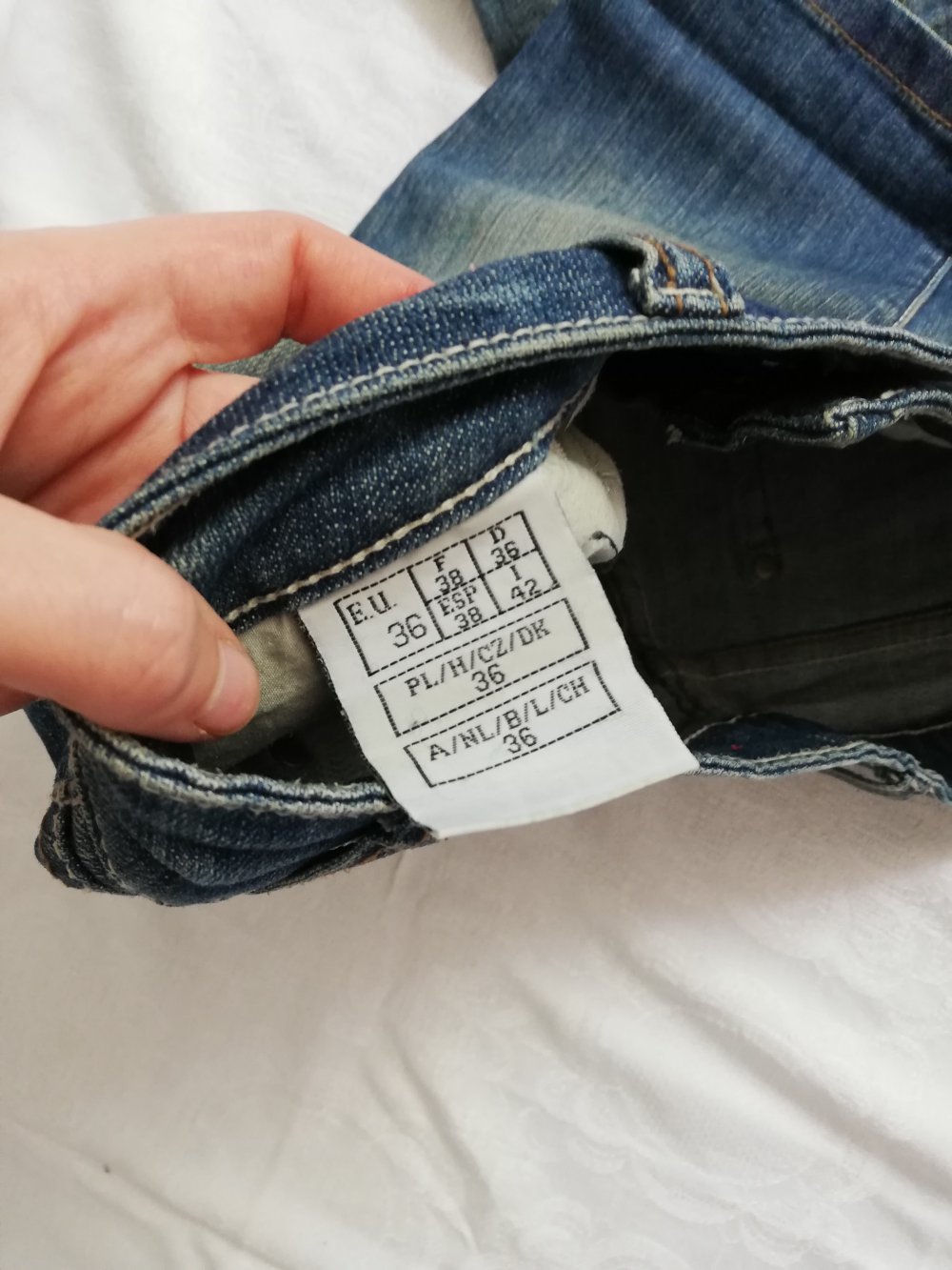 Schöne kurze Jeanshose (circa bis zum Knie) mit schöner Waschung