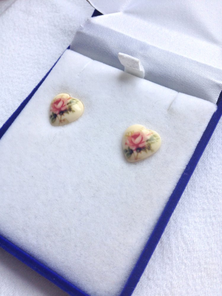 Super süße Ohrstecker in Herzchenform und mit Blumenmuster von Six