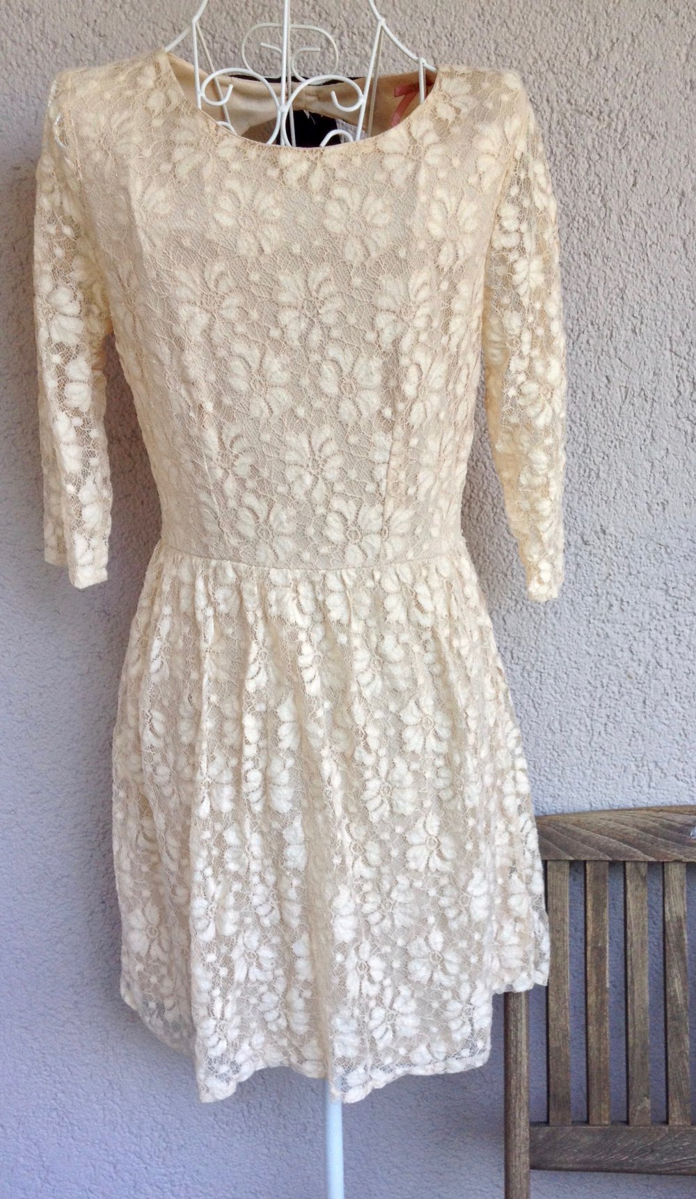 Wunderschönes Kleid mit Cut Out am Rücken und romantischer Schleife