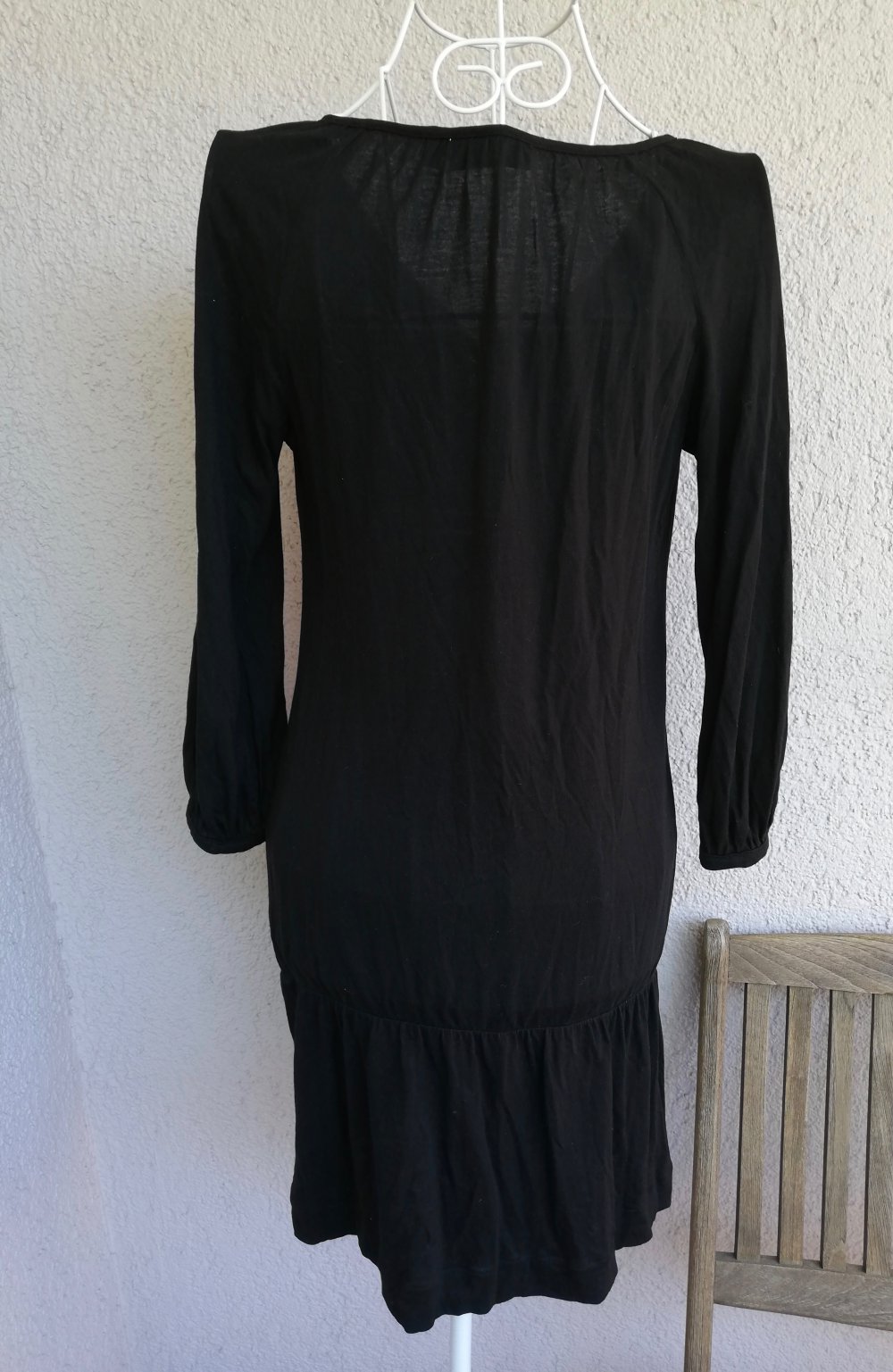 Schönes schwarzes Kleidchen mit 3/4 Ärmeln und schöner Schnürung vorne von Yessica