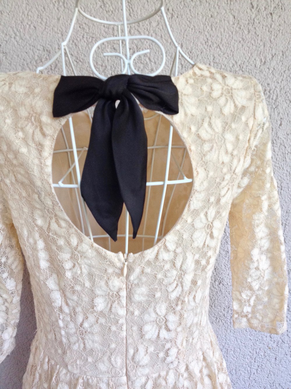 Wunderschönes Kleid mit Cut Out am Rücken und romantischer Schleife