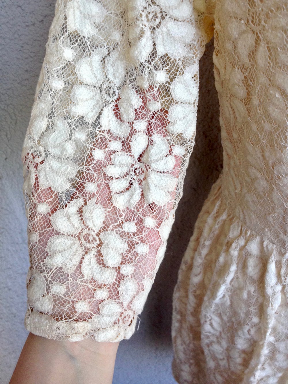 Wunderschönes Kleid mit Cut Out am Rücken und romantischer Schleife
