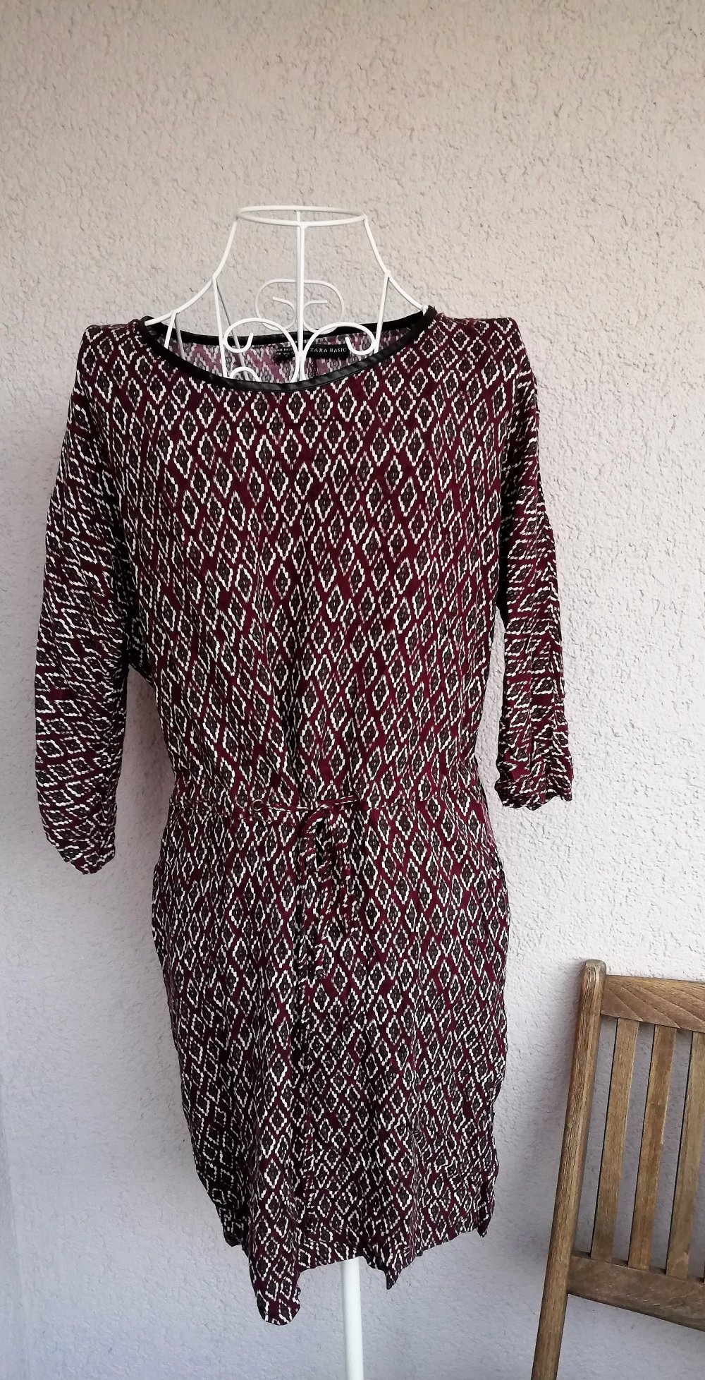 Wunderschönes Kleid mit Muster und 3/4 Ärmeln von Zara TRF