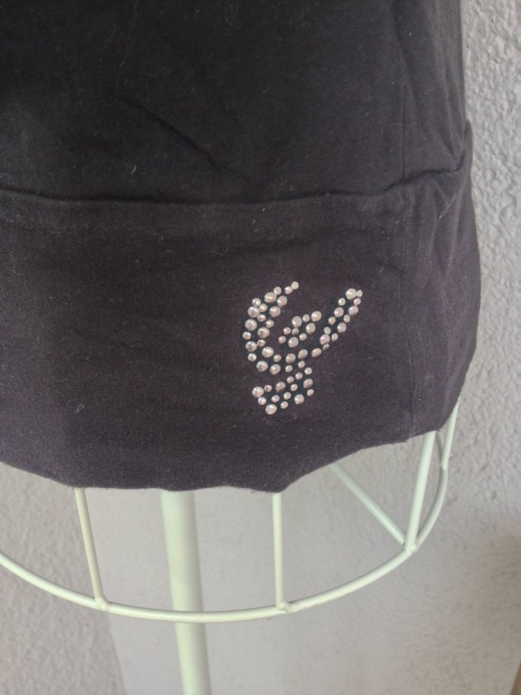 Cooles T-Shirt mit einem Aufdruck und Ausschnitt