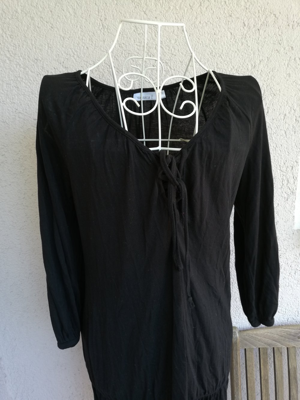 Schönes schwarzes Kleidchen mit 3/4 Ärmeln und schöner Schnürung vorne von Yessica
