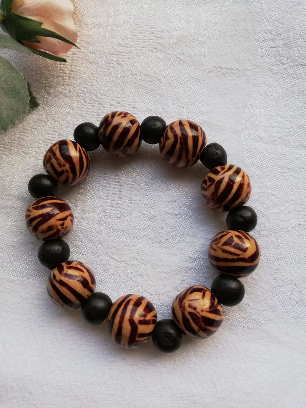 Schönes Armband mit großen Perlen im Boho Look