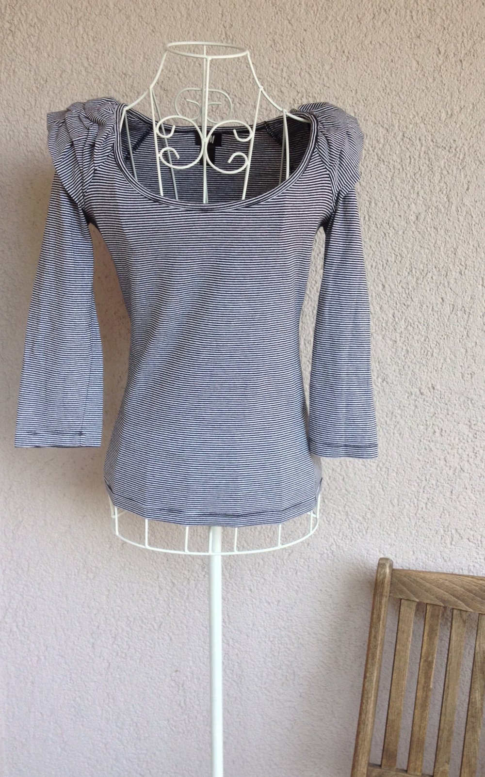 Schönes Shirt mit Streifenmuster und Schulterapplikation von H&M