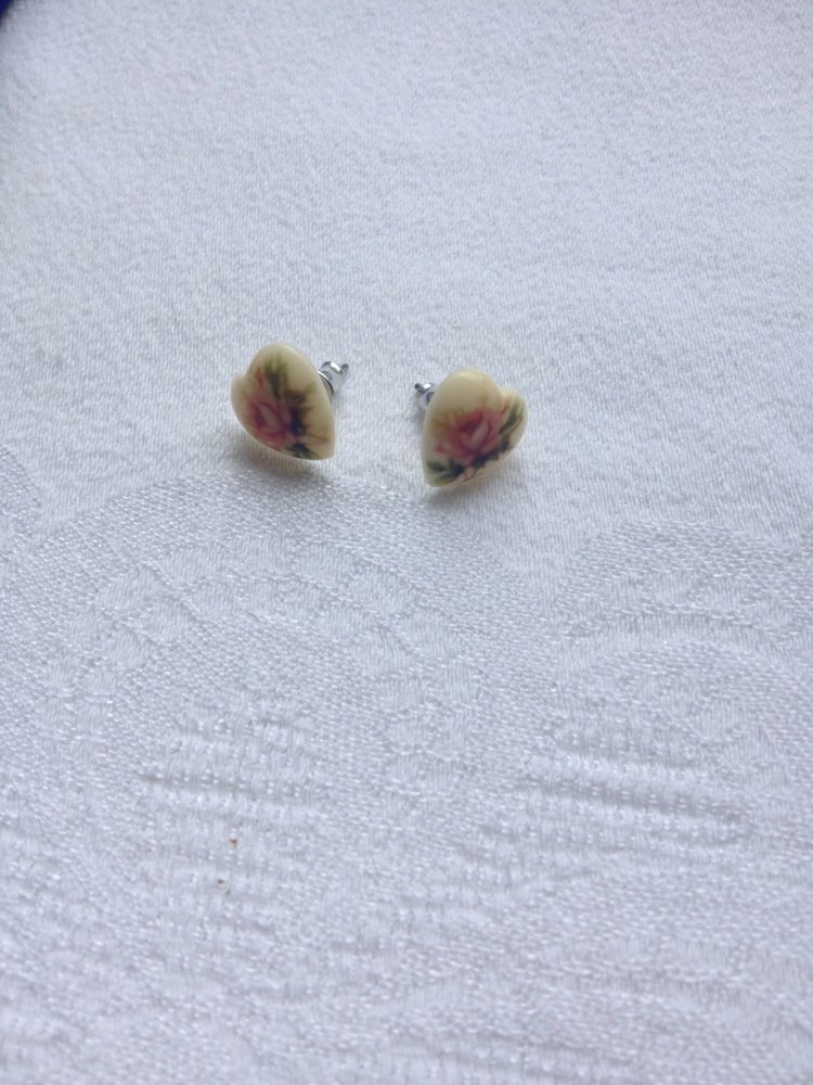 Super süße Ohrstecker in Herzchenform und mit Blumenmuster von Six