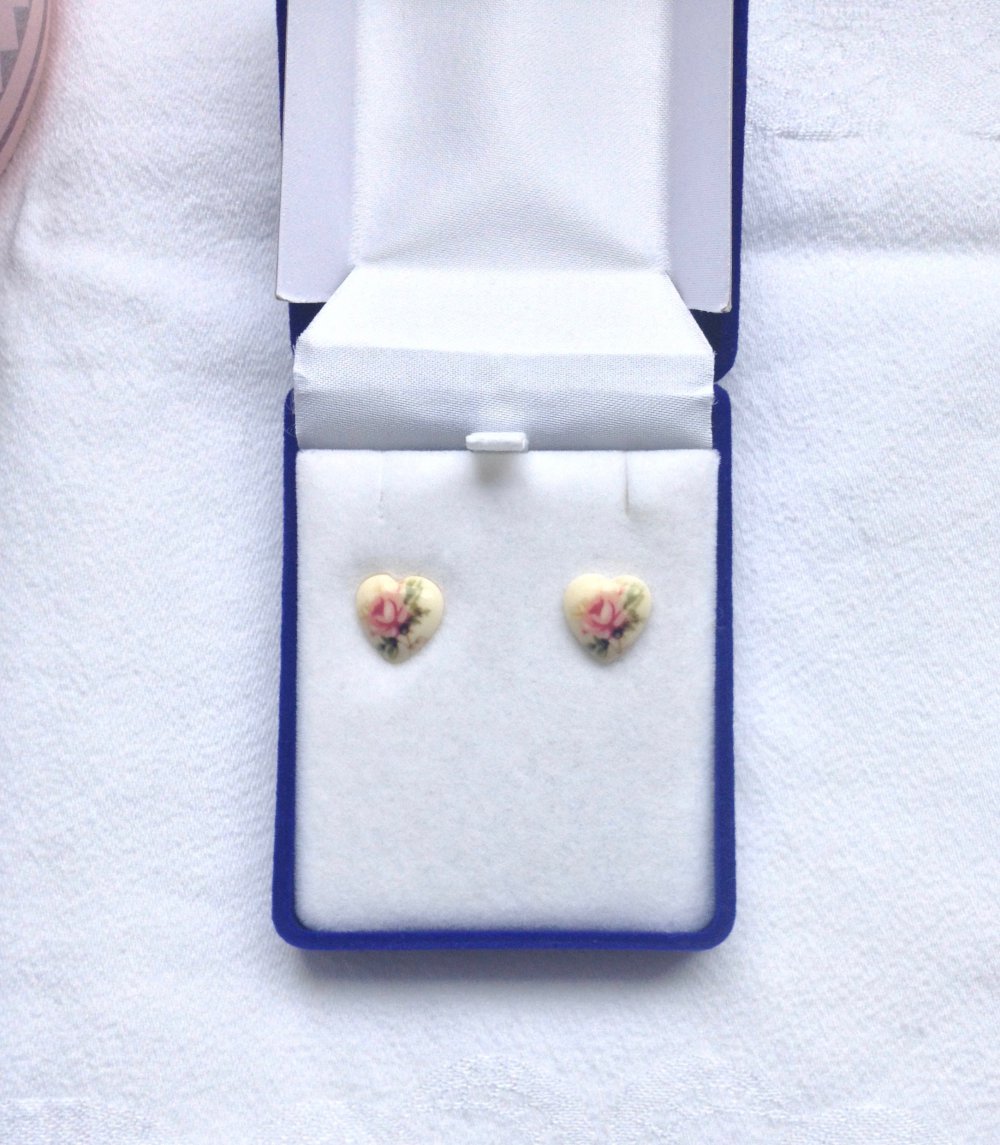 Super süße Ohrstecker in Herzchenform und mit Blumenmuster von Six