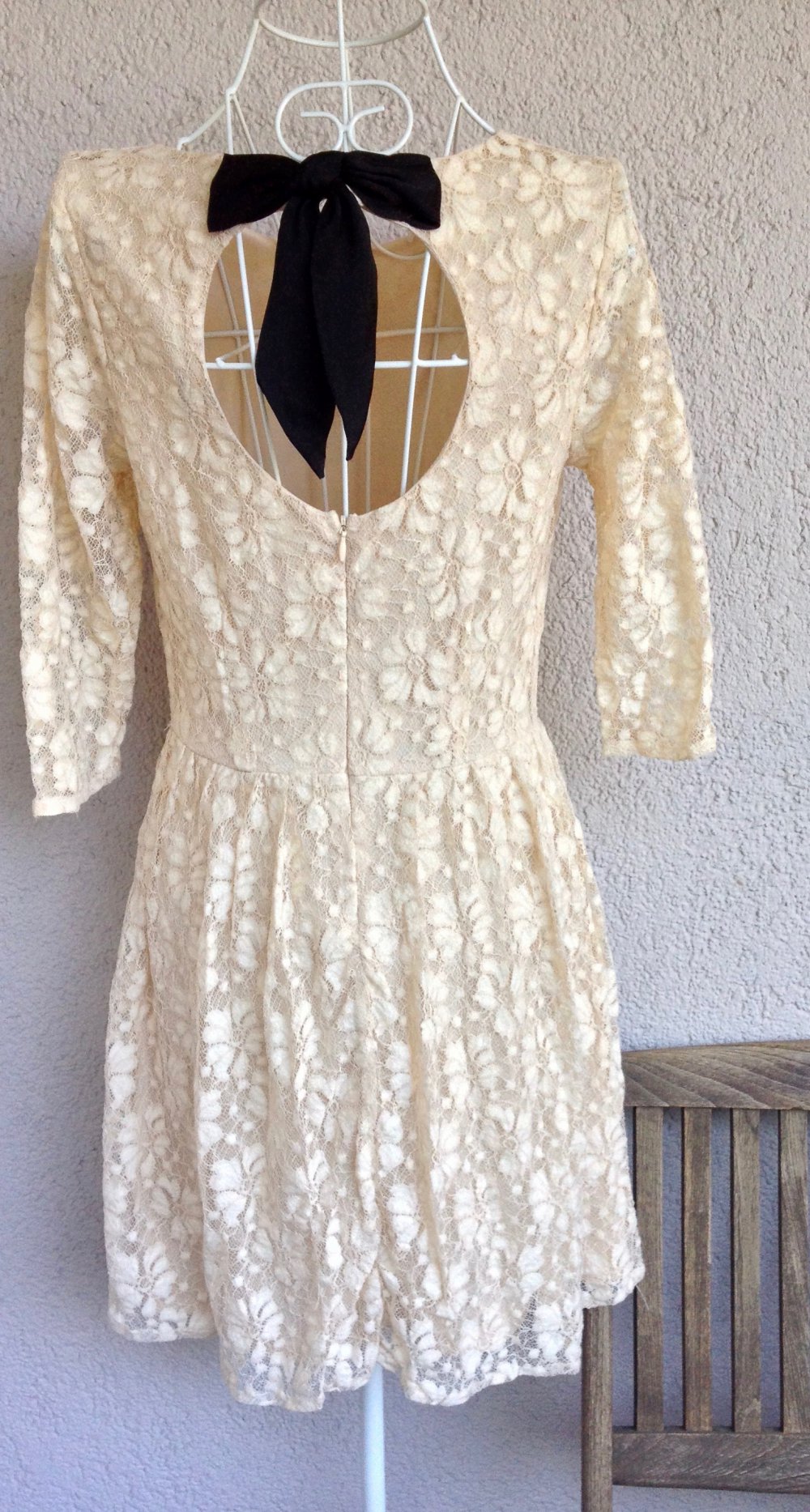 Wunderschönes Kleid mit Cut Out am Rücken und romantischer Schleife