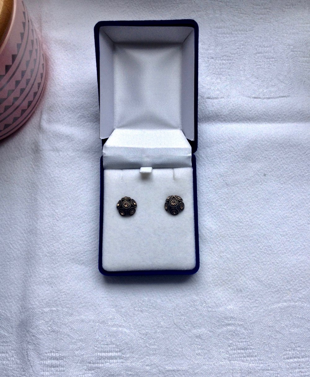 Schöne runde Ohrstecker mit Steinchen