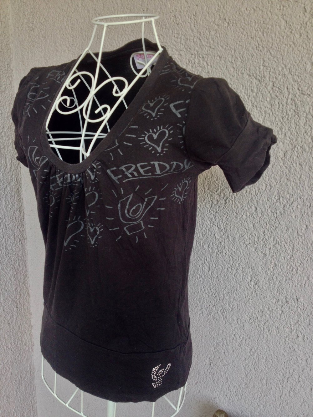 Cooles T-Shirt mit einem Aufdruck und Ausschnitt