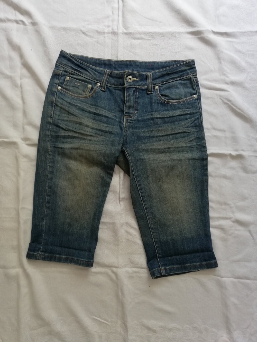 Schöne kurze Jeanshose (circa bis zum Knie) mit schöner Waschung