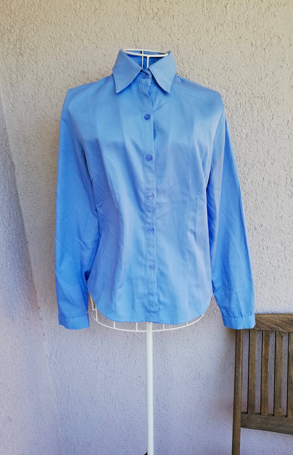 Schicke blaue Bluse mit langen Ärmeln