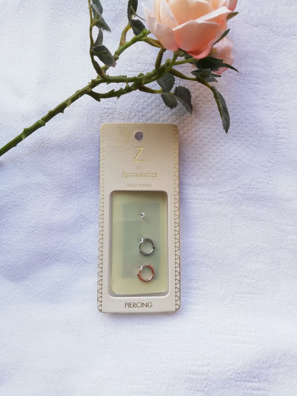 Zwei original verpackte Piercings fürs Ohr in Silber und Rosegold von Accessorize