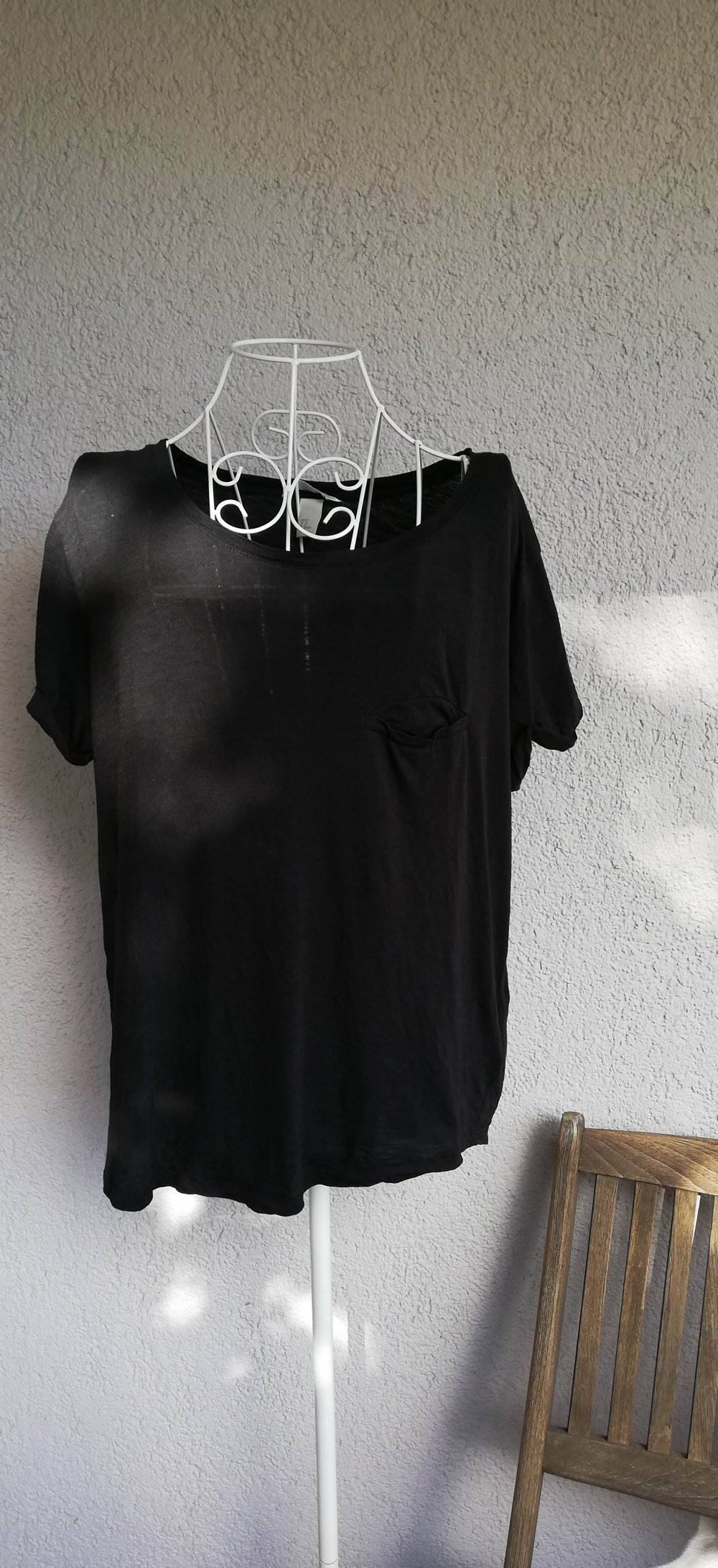 Schwarzes Basic Shirt von H&M mit angedeuteter Tasche auf der Brust