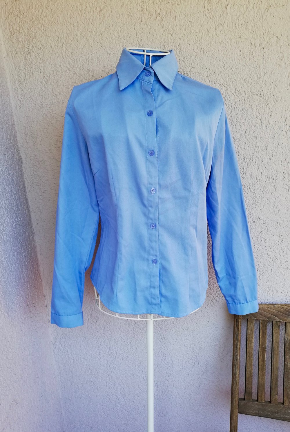 Schicke blaue Bluse mit langen Ärmeln