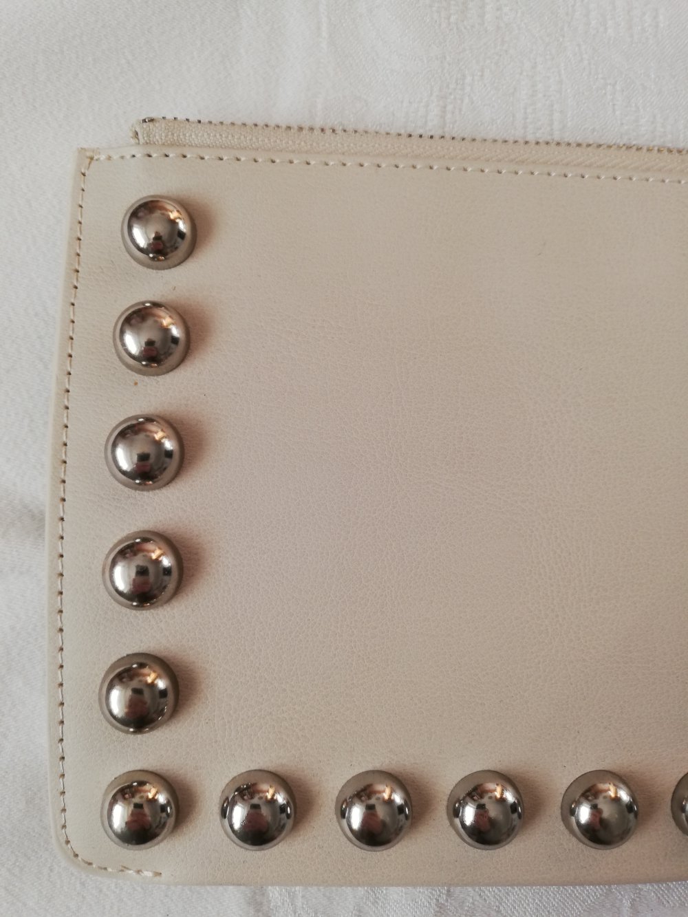 Schicke beige Clutch mit silbernen Verzierungen von Mango