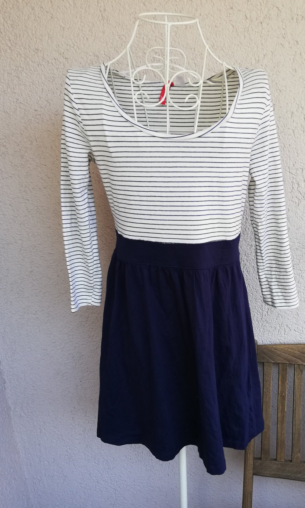 Wunderschönes Kleid mit 3/4 Ärmeln und Streifenmuster von H&M