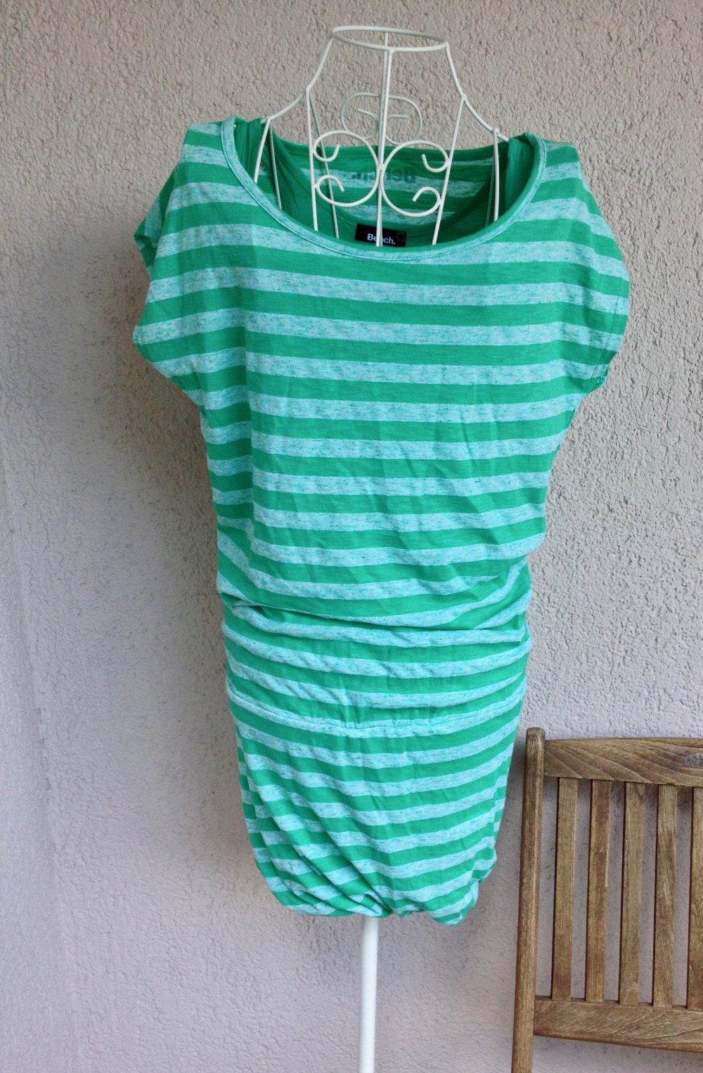 Schönes Kleid mit Streifenmuster von Bench