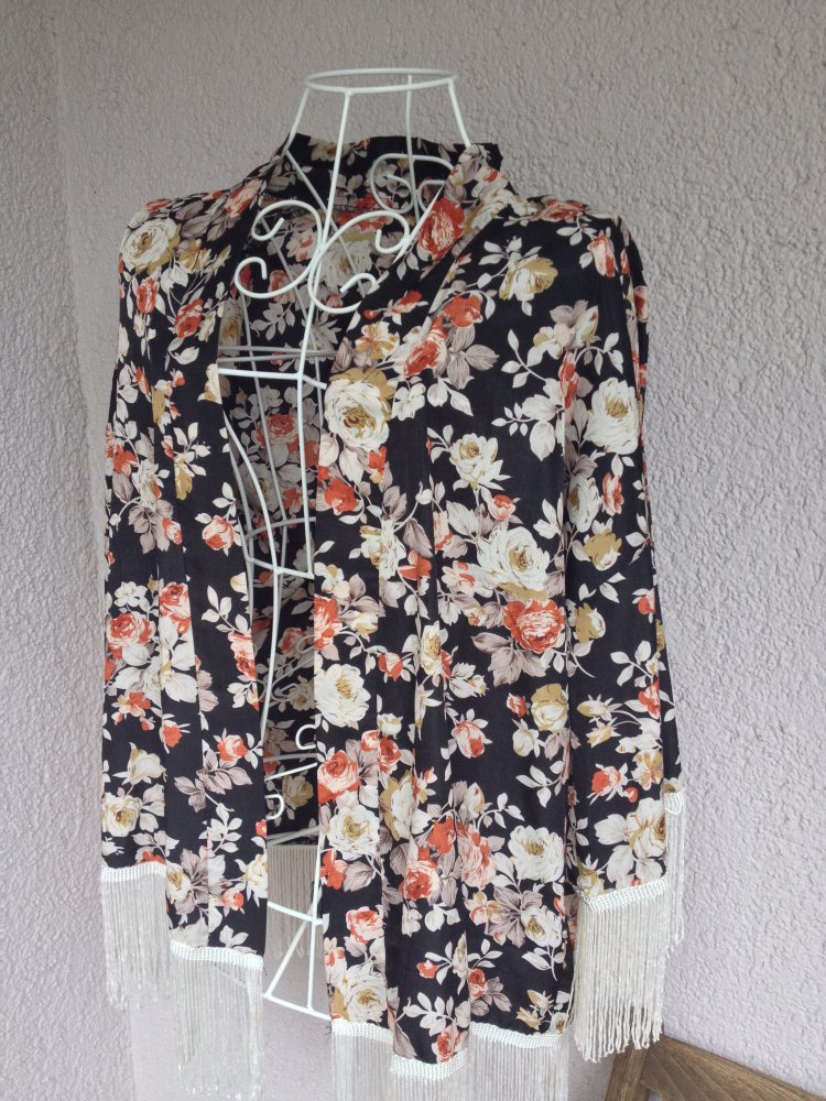 Neu! Wunderschönes Jäckchen mit Blumenmuster und Fransen von Forever 21