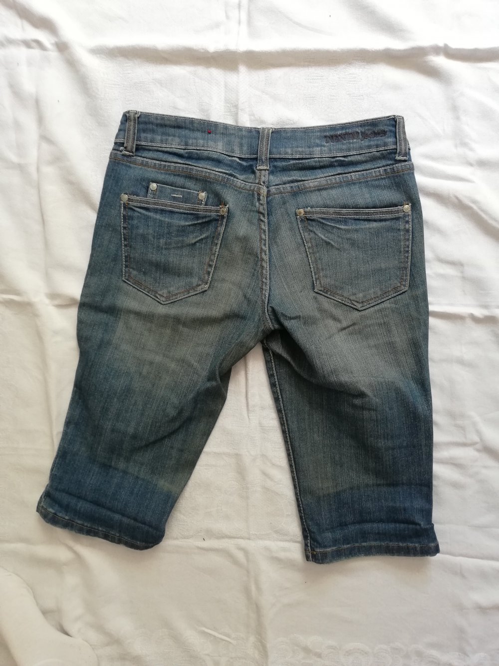 Schöne kurze Jeanshose (circa bis zum Knie) mit schöner Waschung