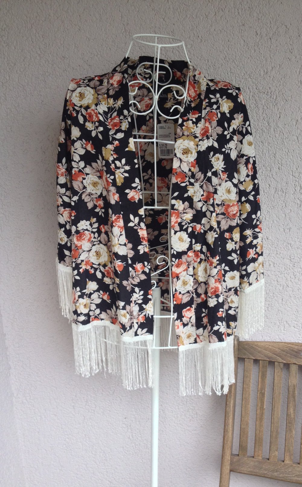 Neu! Wunderschönes Jäckchen mit Blumenmuster und Fransen von Forever 21