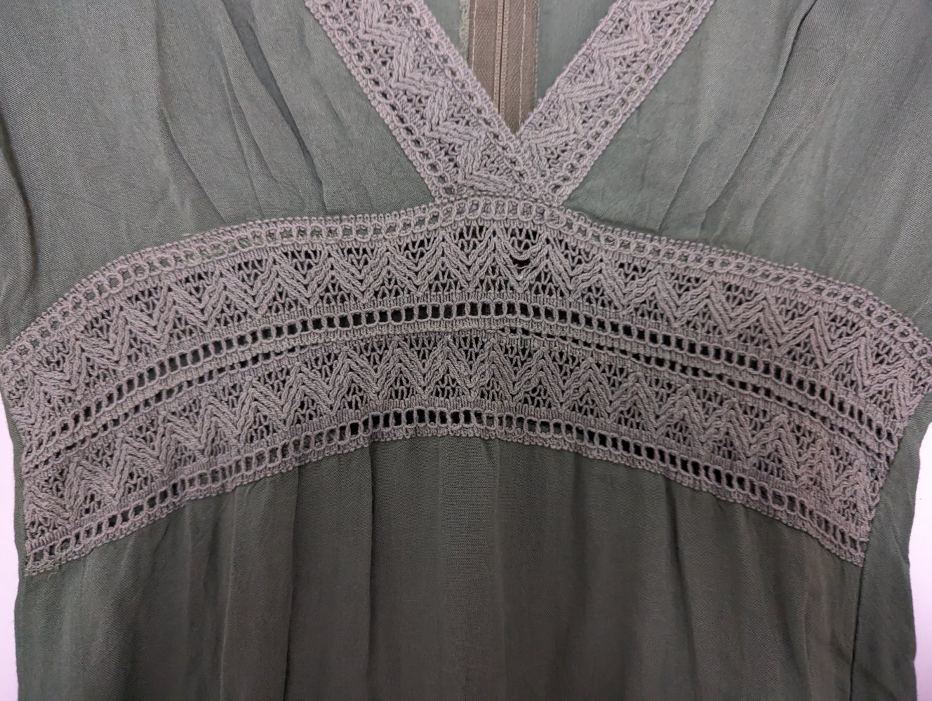 Khakifarbenes Kleid mit V-Ausschnitt Boho