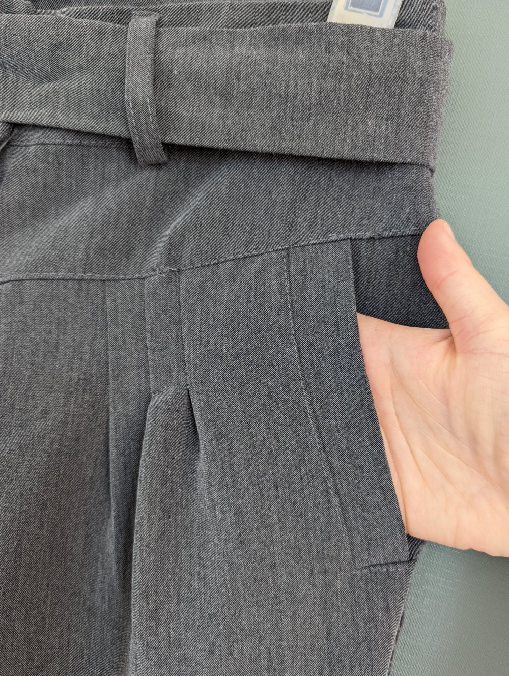 Schicke Stoffhose mit breitem Gummi und Gürtel