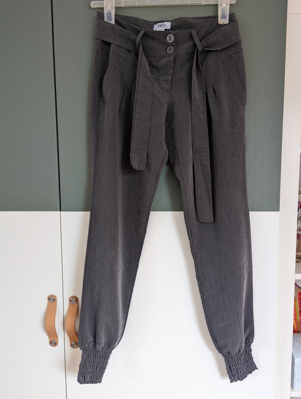Schicke Stoffhose mit breitem Gummi und Gürtel