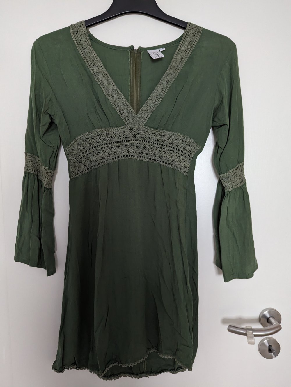 Khakifarbenes Kleid mit V-Ausschnitt Boho