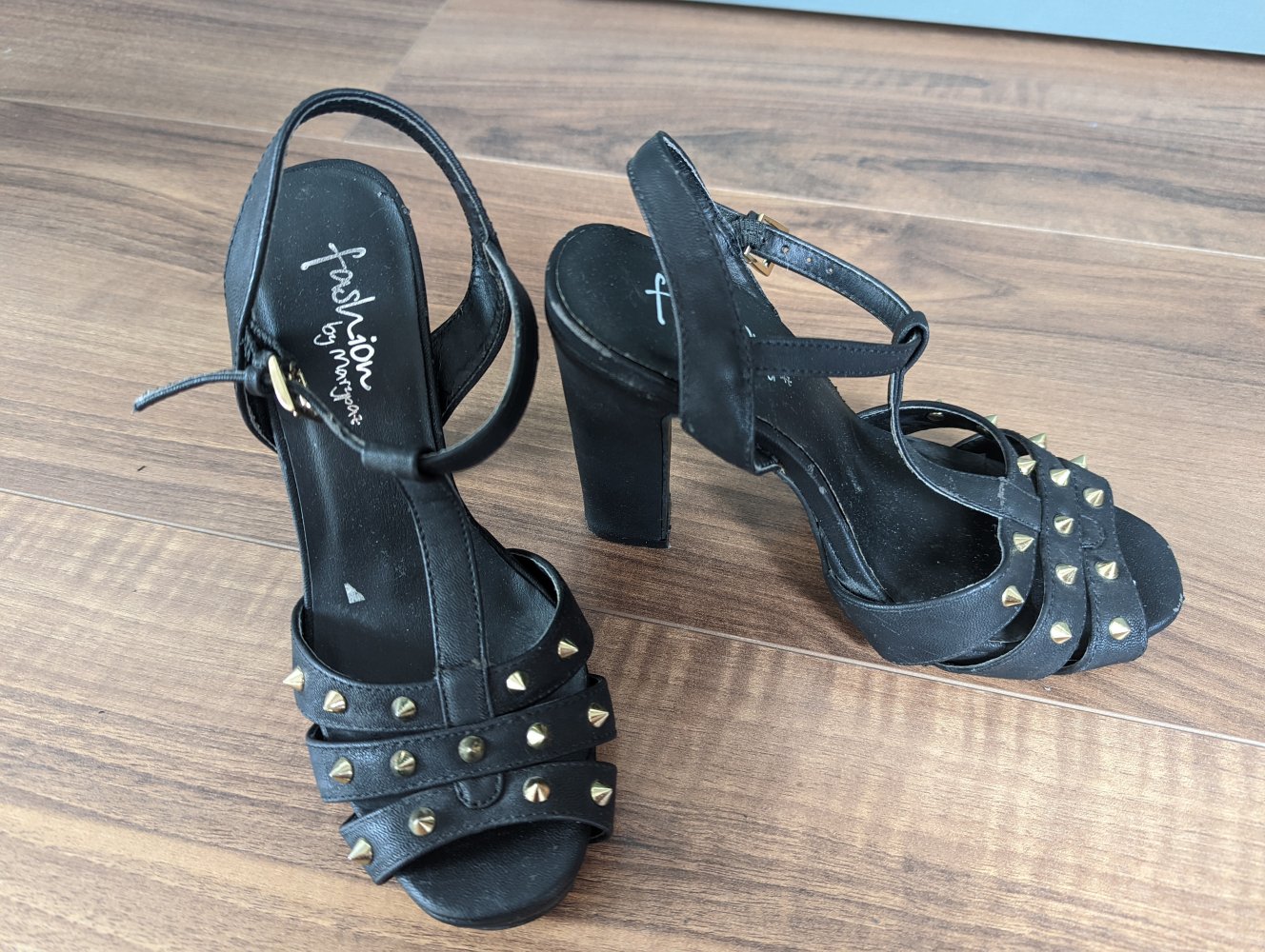 High Heels schwarz mit Nieten