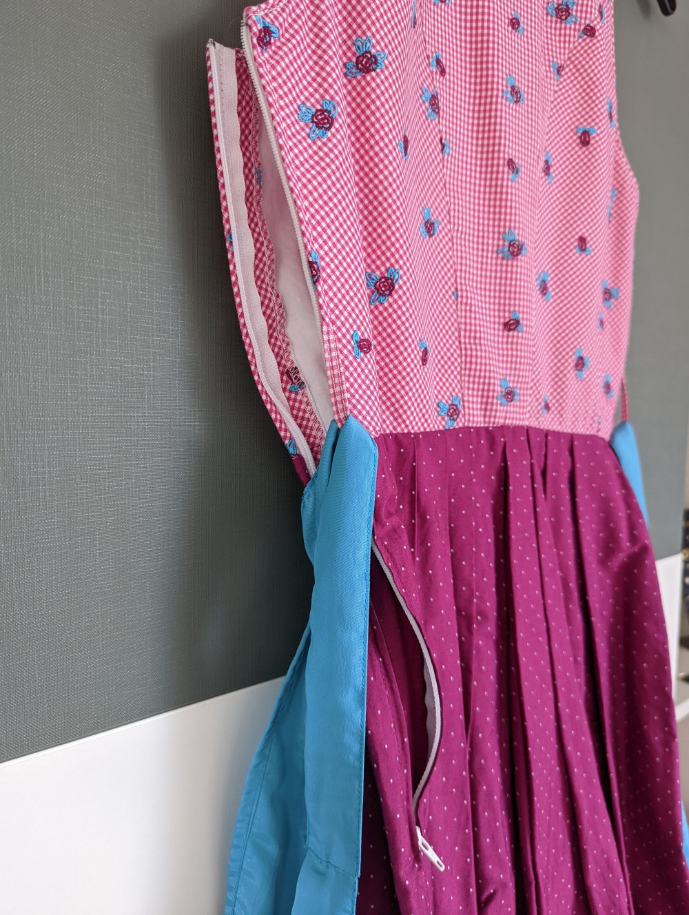 Hochwertiges Dirndl kariert und gepunktet mit Bluse