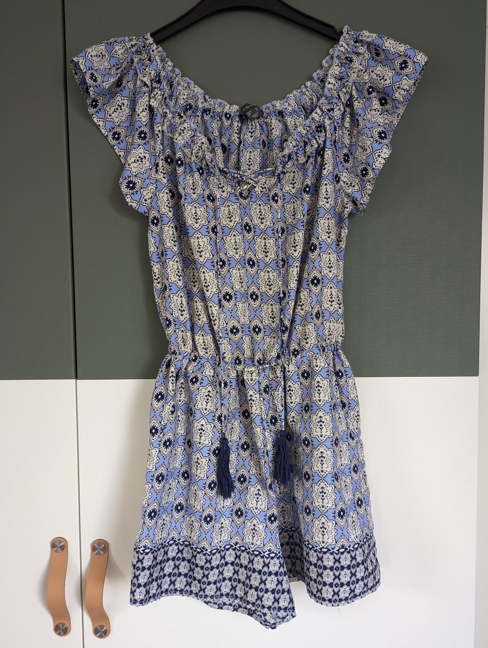 Kurzer Jumpsuit U-Boot Ausschnitt hellblau gemustert