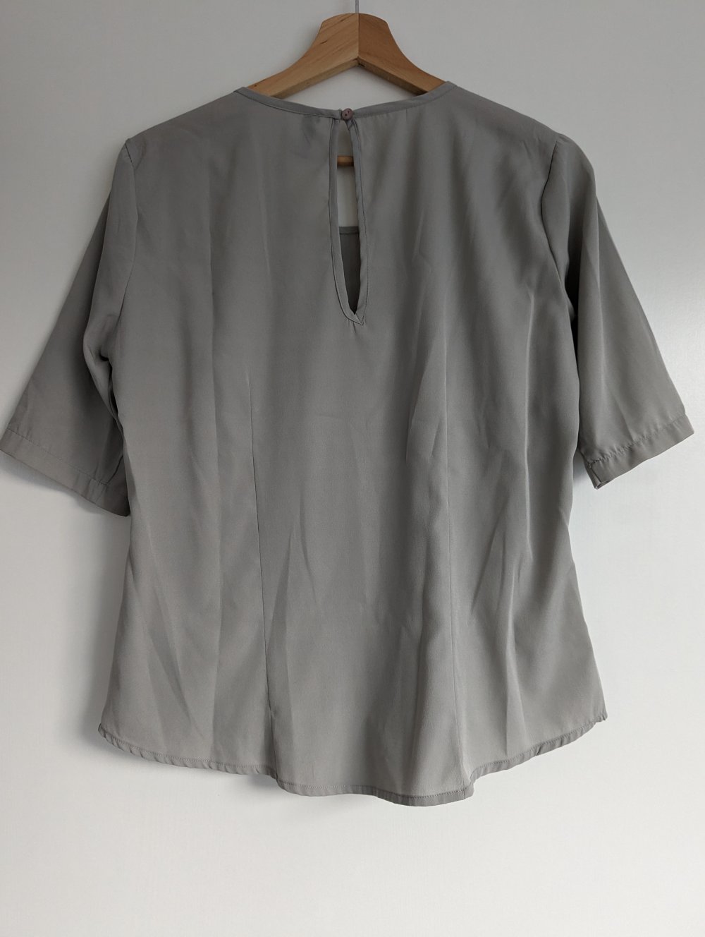 Graue Bluse mit Stickerei