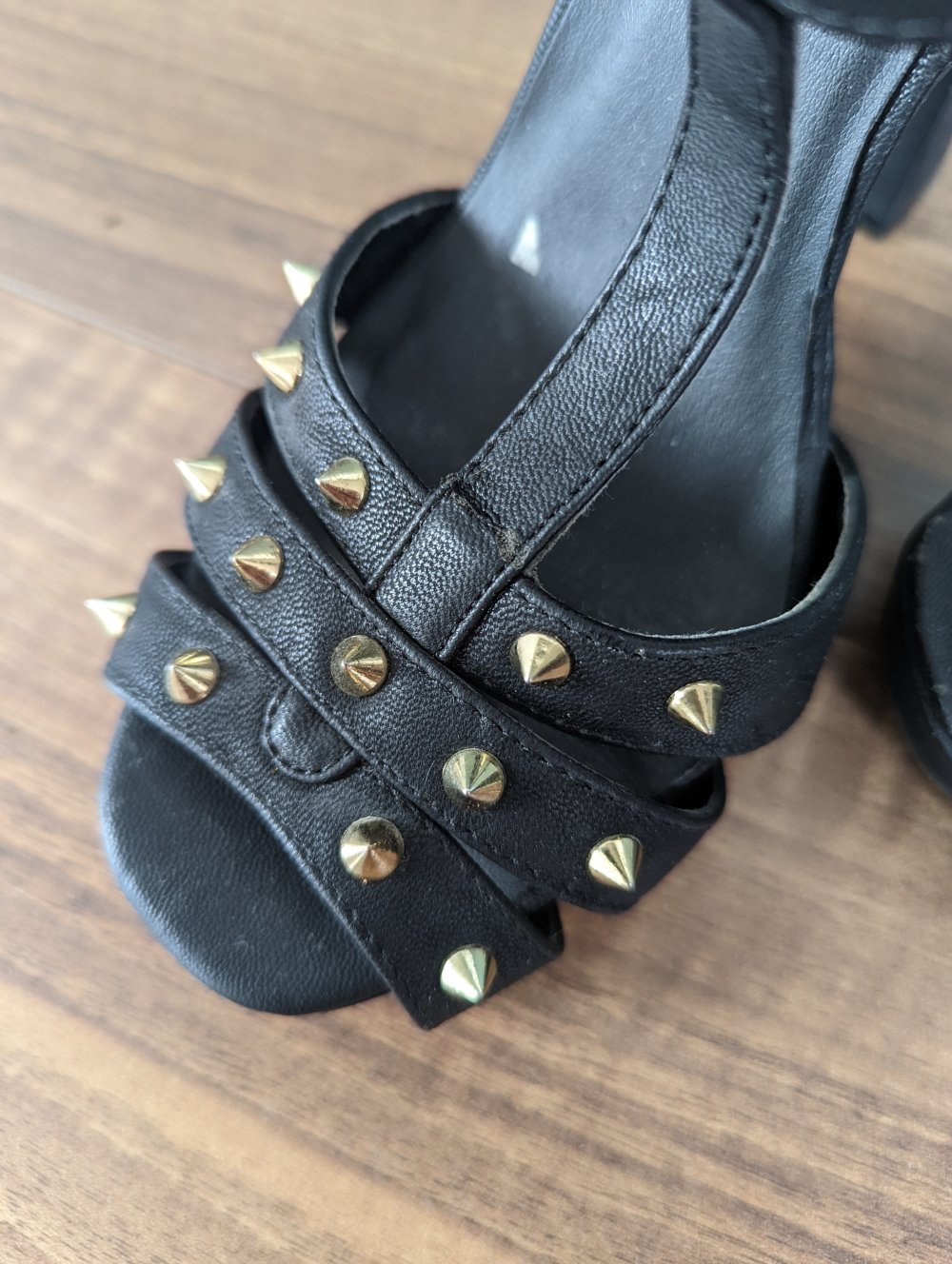 High Heels schwarz mit Nieten