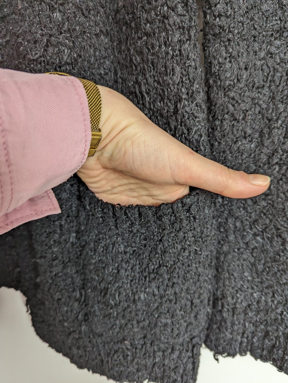 Schwarze flauschige Strickjacke 