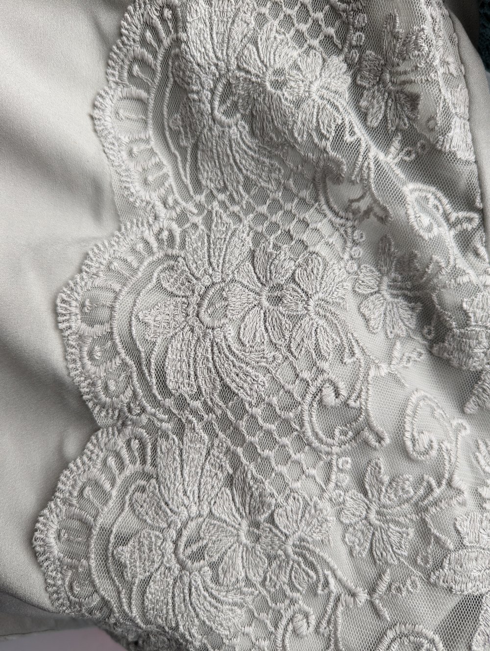 Graue Bluse mit Stickerei