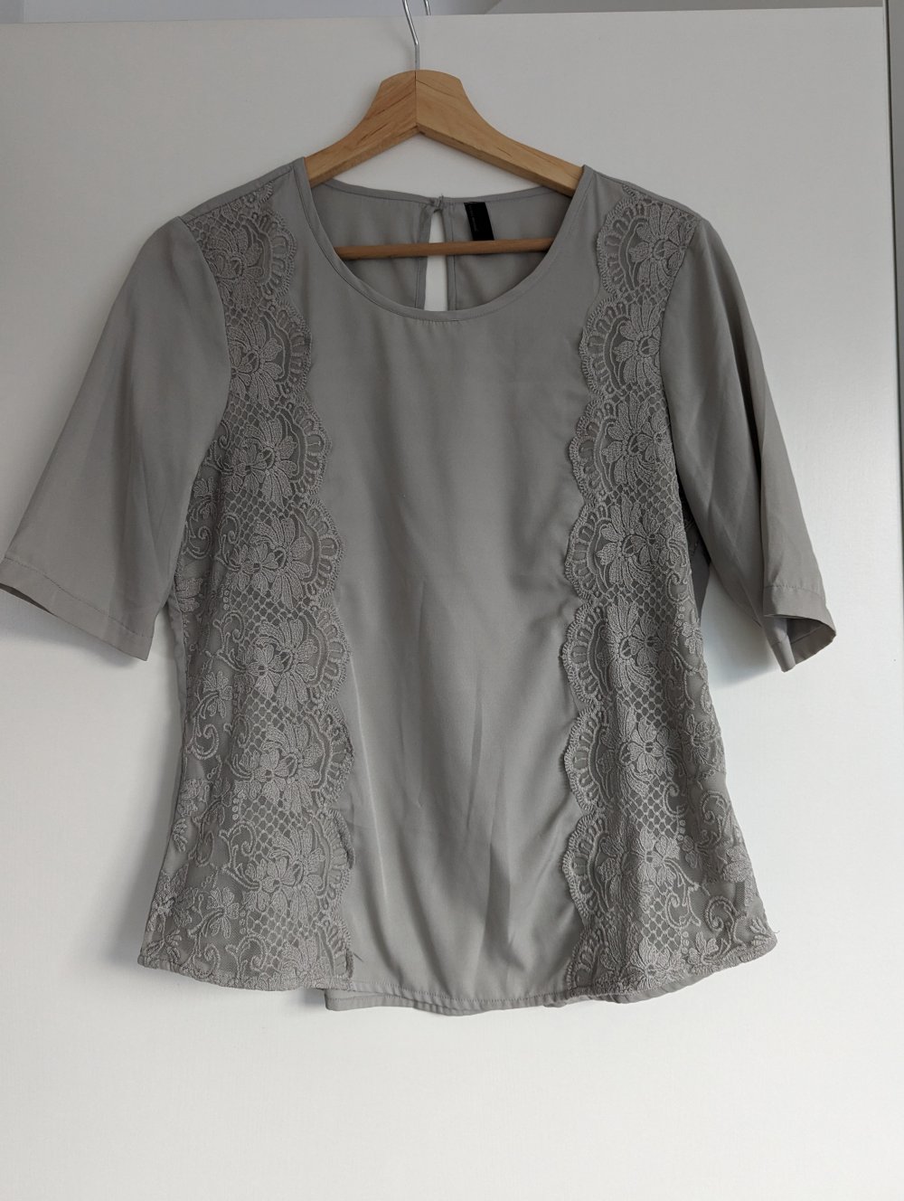 Graue Bluse mit Stickerei