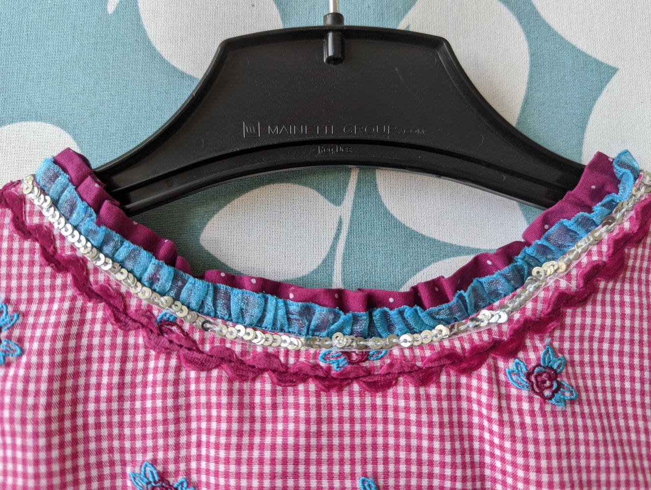 Hochwertiges Dirndl kariert und gepunktet mit Bluse