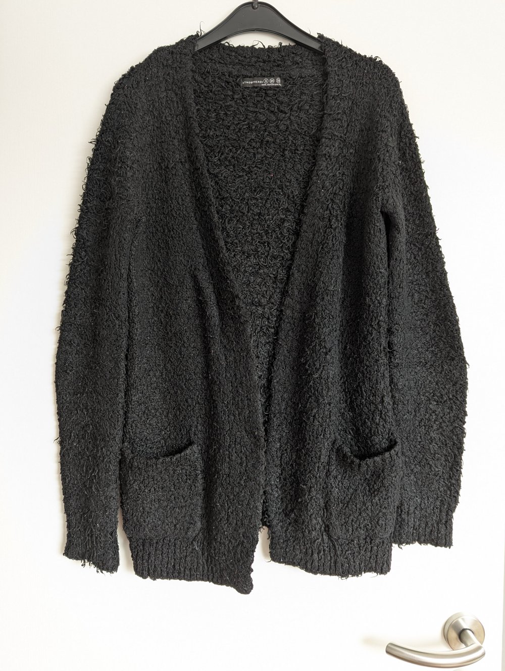 Schwarze flauschige Strickjacke 